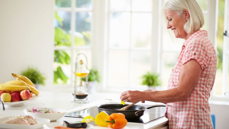 Home 29 Close-up of acupuncture for wrinkles focusing on facial acupoints